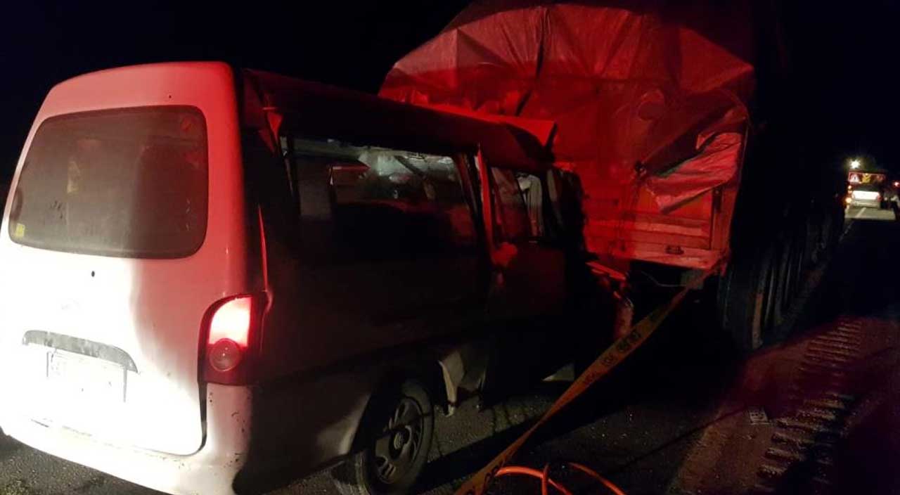 Manisa'da minibüs tıra arkadan çarptı: 2 ölü