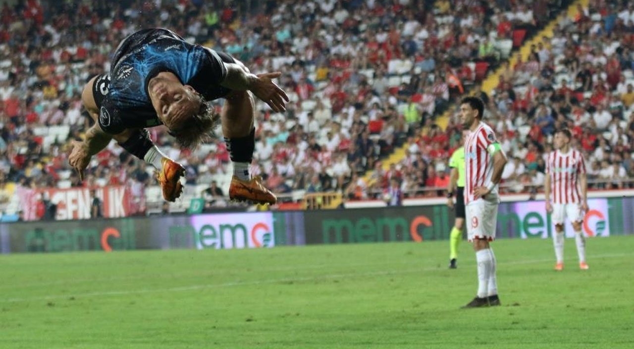 Shoya Nakajima annesini çok üzdü! Antalyaspor'un Japon futbolcusu 59'da oyuna girdi, 61'de kızardı, tribündeki annesi göz yaşı döktü