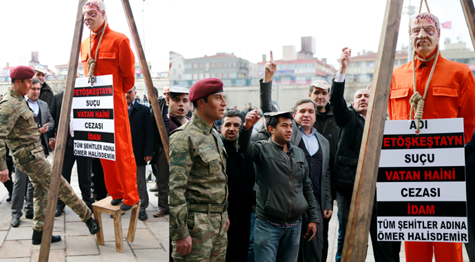 FETÖ'yü astılar! Adliye önünde idam sehpası