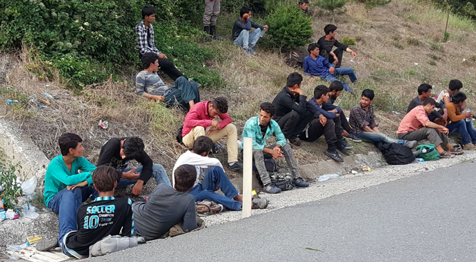 Otobüsteki kalabalığı gören sürücüler ihbar etti, mülteciler yakalandı