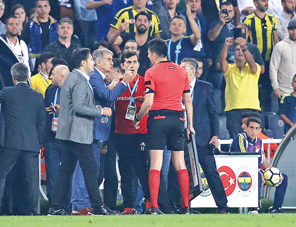 Hakem Ali Palabıyık 5 oyuncuyu attı, Şenol Güneş'i tribüne yolladı