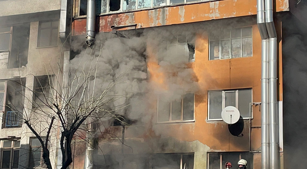 Güngören'de boya imalathanesinde yangın paniği: 6 yaralı