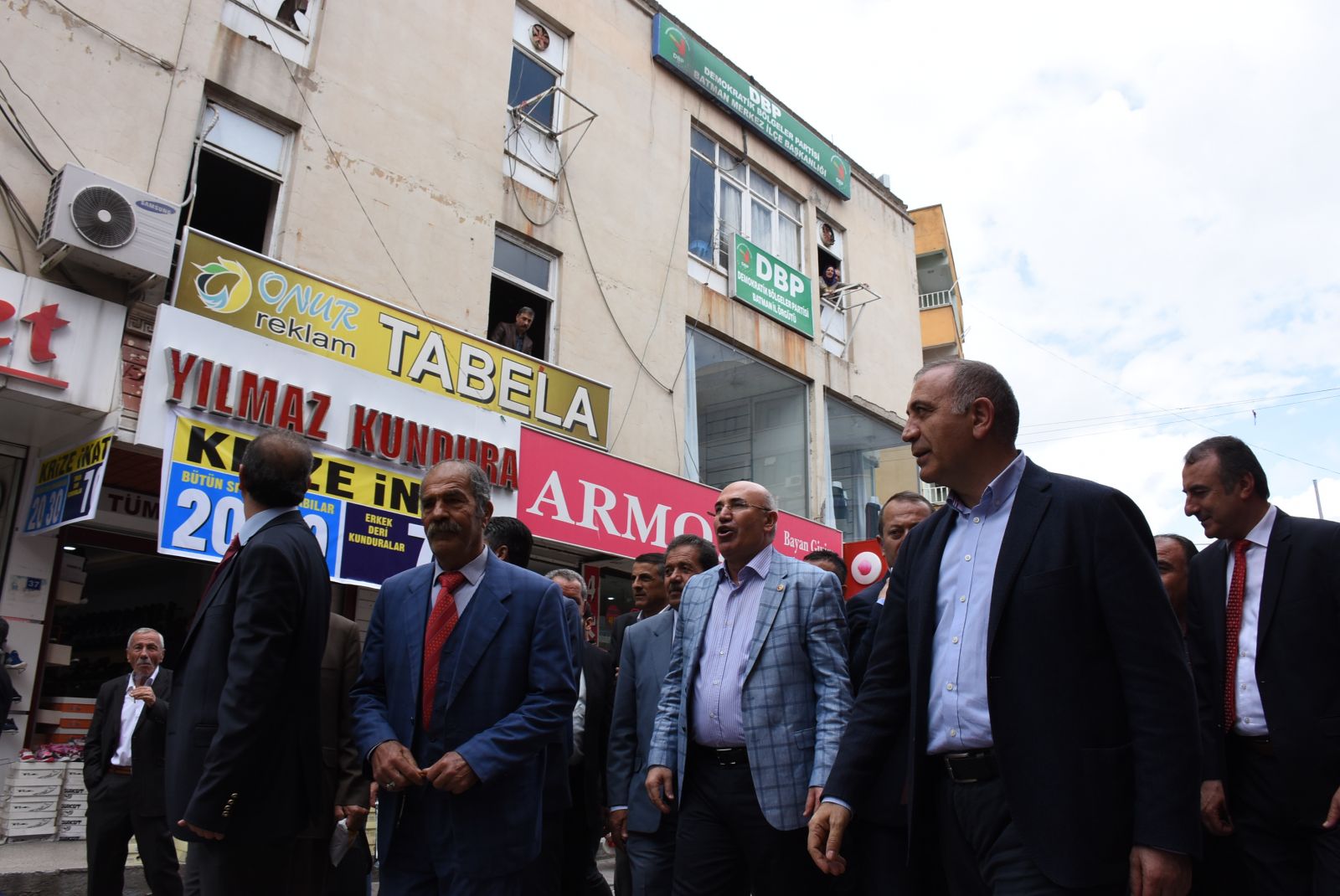 DBP'den CHP'li vekillere kırmızı karanfil