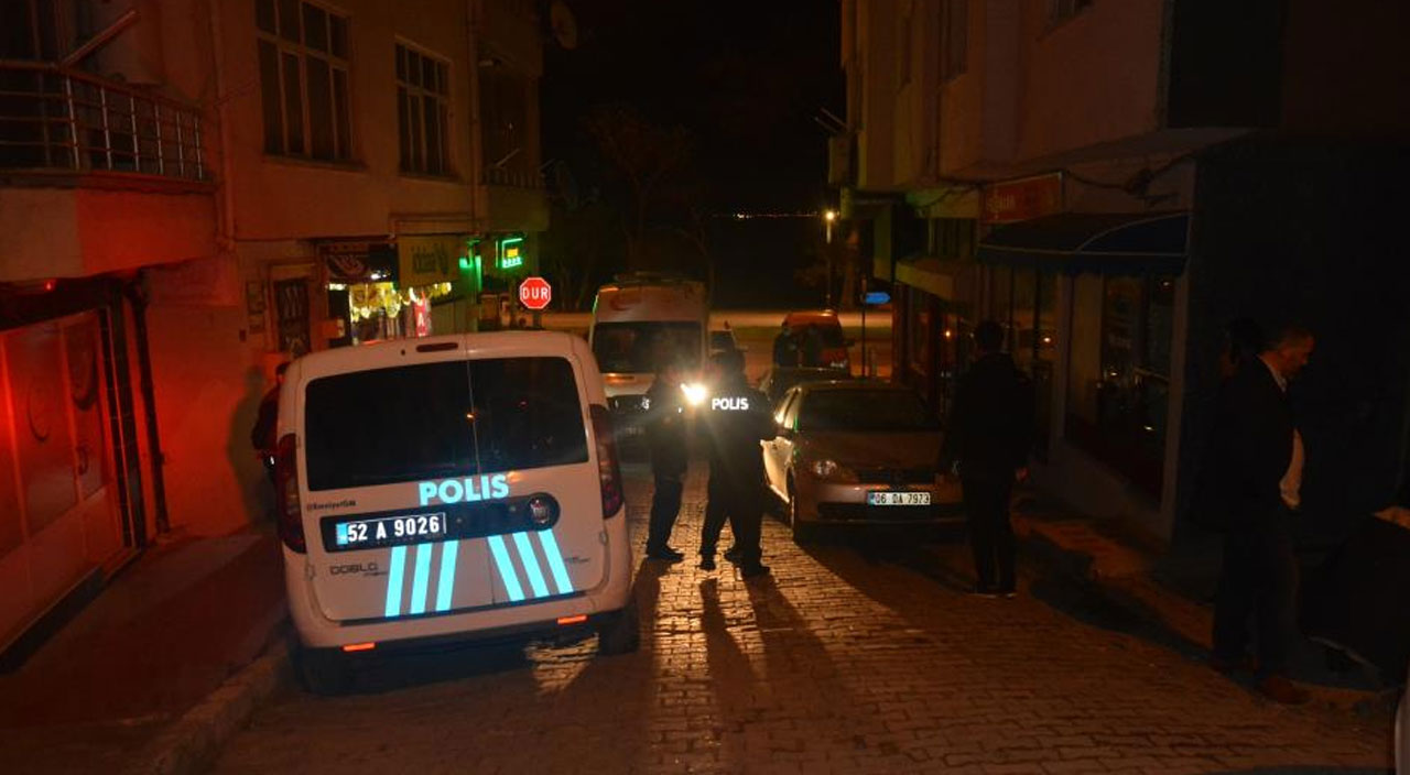 Genç kadın evinde ölü bulundu: Bir kişi aranıyor