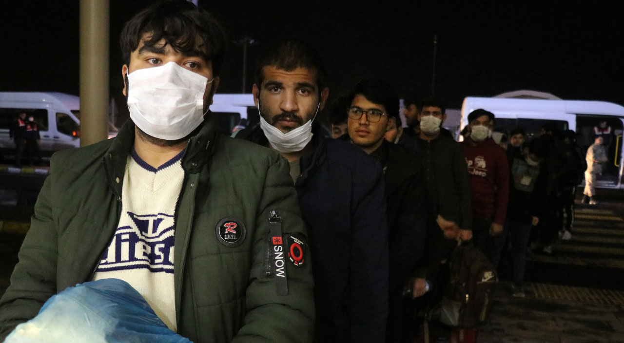 Ağrı’da yakalanan Afganistan uyruklu 227 göçmen ülkelerine geri gönderildi Ağrı’da yakalanan Afganistan uyruklu 227 göçmen ülkelerine geri gönderildi