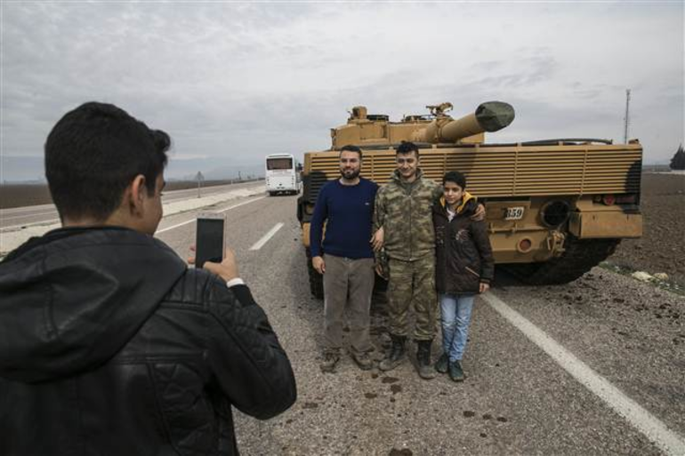 Vatandaşlar, Mehmetçik'i sevgi ve duayla sınır ötesine uğurladı