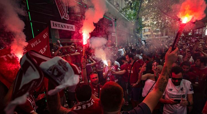 İstanbul kırmızı-mavi!