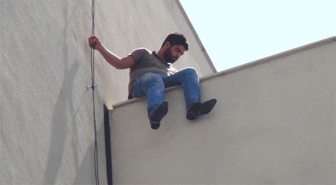 Hastane çatısına çıkarak intihara kalkıştı