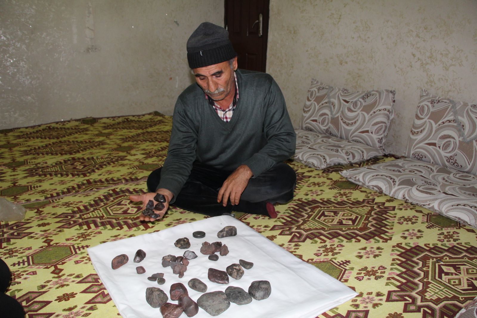 Gök taşı olduğunu iddia ettiği taşlar için biçtiği değer şoke etti!