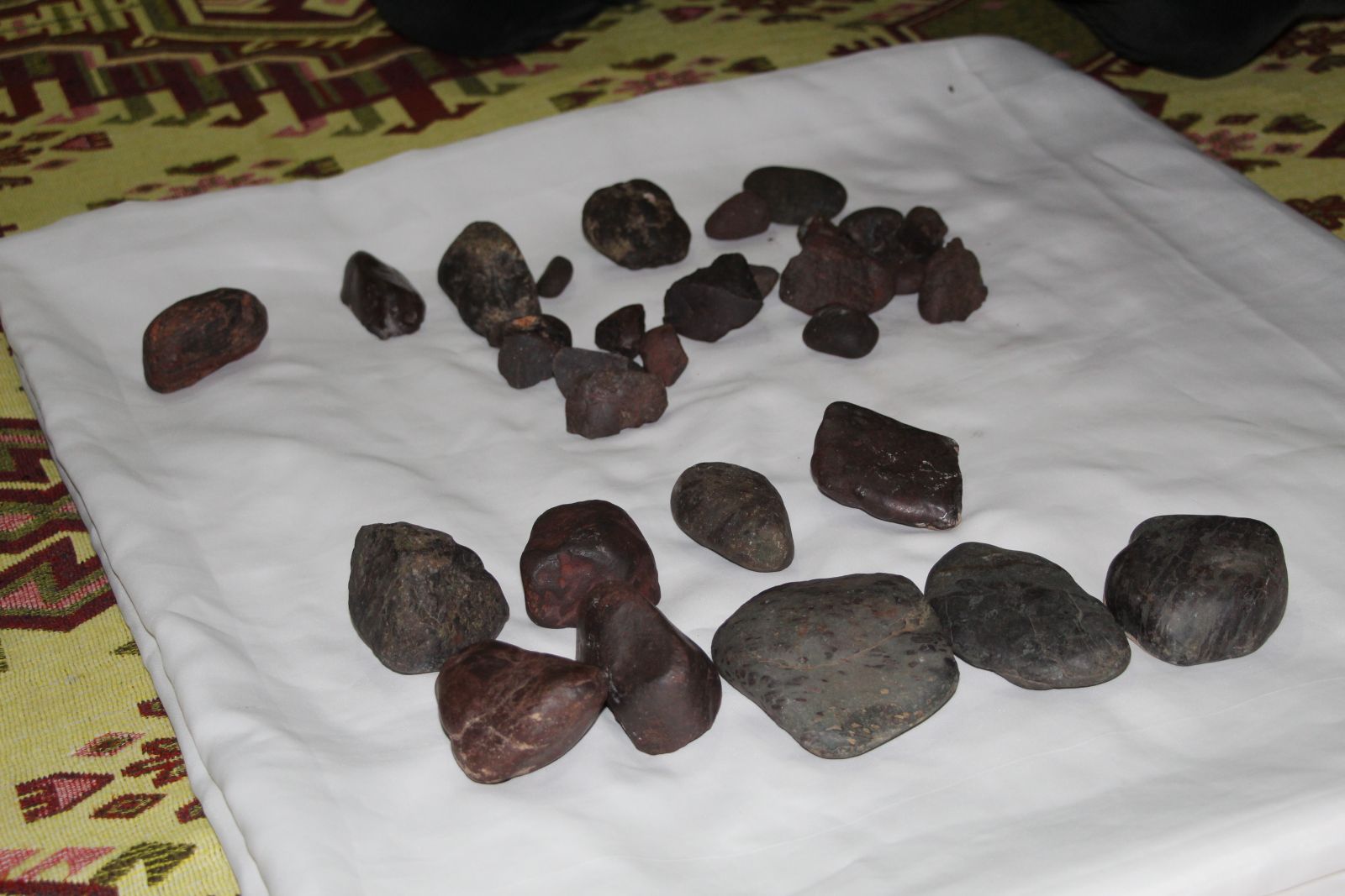 Gök taşı olduğunu iddia ettiği taşlar için biçtiği değer şoke etti!