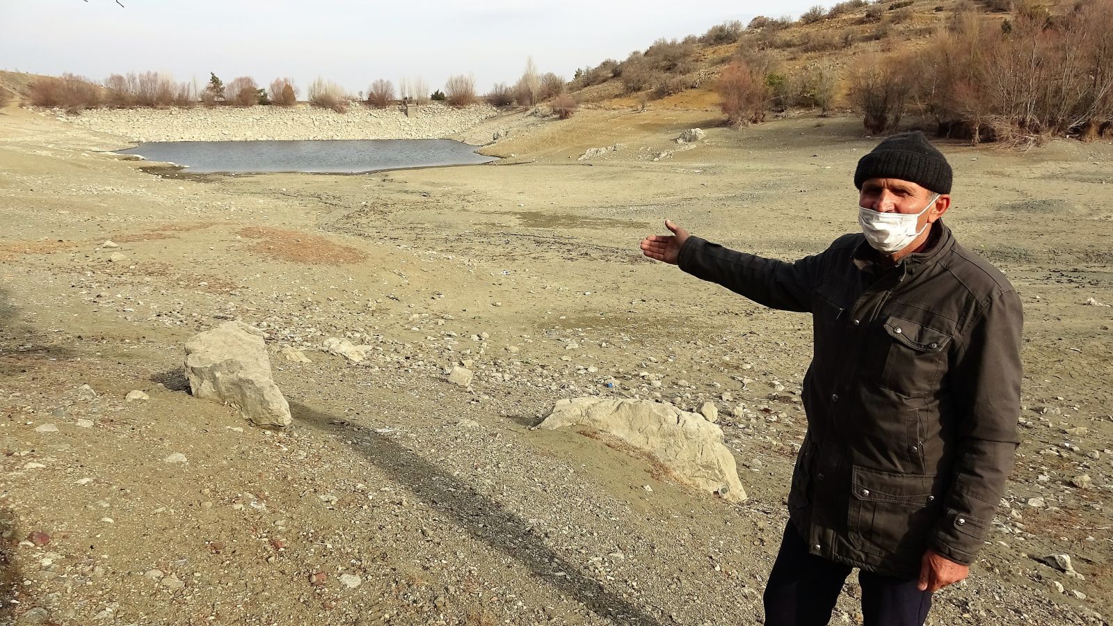 Kar eksik olmayan tepedeki gölet kurudu