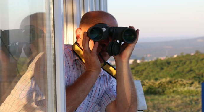 Gözü ormanda, kulağı ezanda