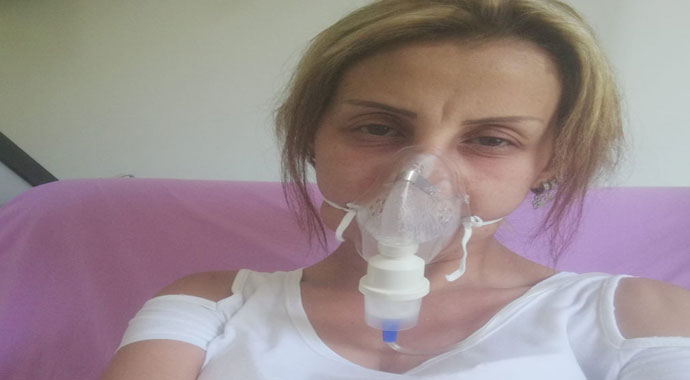 Saçlarını yaptırmak için kuaföre gitti, canından oluyordu