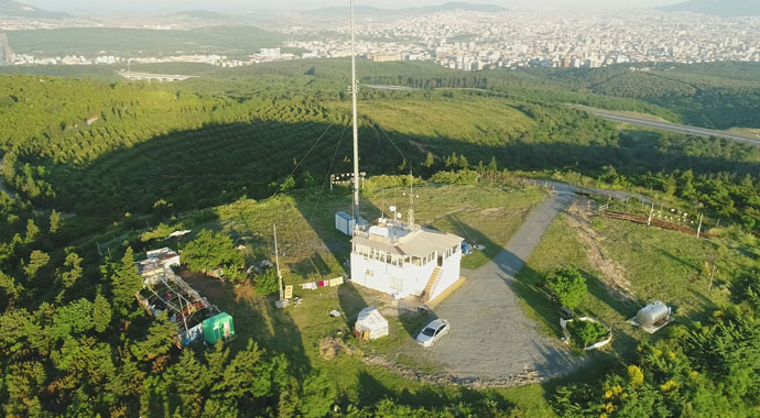 Gözü ormanda, kulağı ezanda
