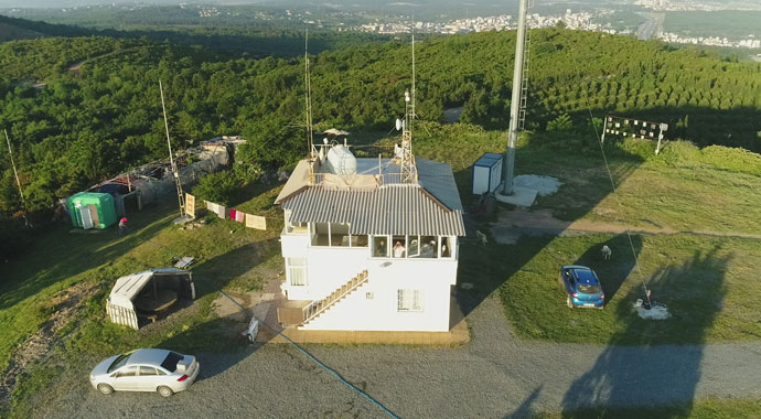 Gözü ormanda, kulağı ezanda