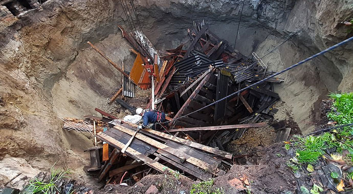 Aniden yer yarıldı ev içine çöktü