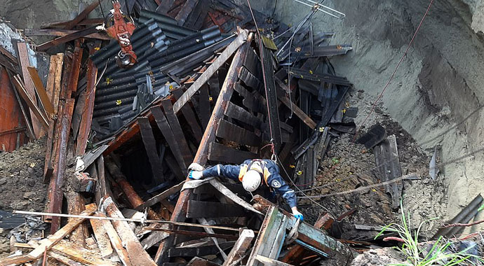 Aniden yer yarıldı ev içine çöktü