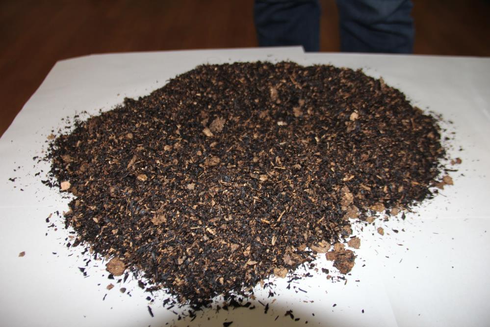 Bu kadarına pes diyeceksiniz... 4 paket çay aldı, içinden çıkan karşısında şoke oldu!