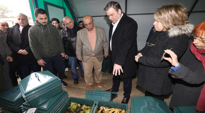 İzmir'de engelli vatandaşların çalışacağı gübre atölyesi açıldı