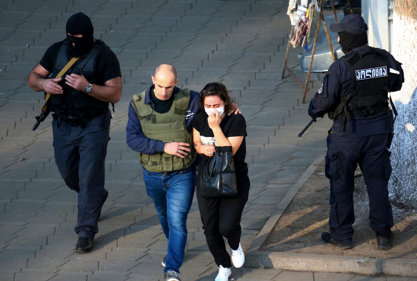 Gürcistan'da film gibi olay! 500 bin doları aldı, biri polis iki rehineyle kaçtı