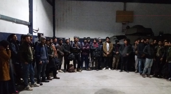 15 kişilik minibüste 38 kaçak şahıs ile 11 kilo esrar çıktı