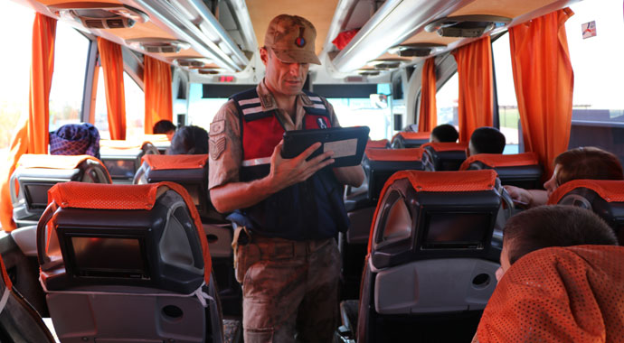 Tatilciler yollarda! Bayram tatili yolculuğu kilometrelerce kuyrukla  başladı