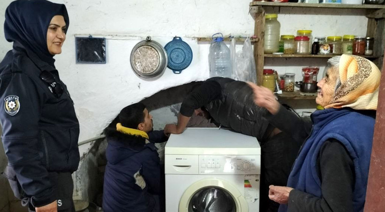 Hırsıza tamirciden insanlık dersi! Kapıya asılan not ise dikkat çekti Hırsıza tamirciden insanlık dersi! Kapıya asılan not ise dikkat çekti