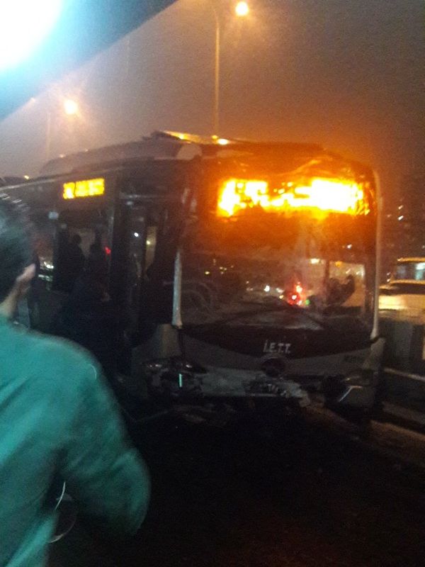 Haramidere metrobüs durağında kaza oldu