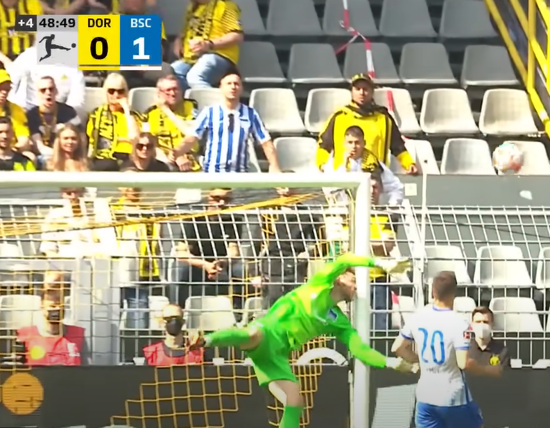 Bundesliga'da korkutan sakatlık... Hertha Berlin kalecisi Lotka ucuz atlattı!