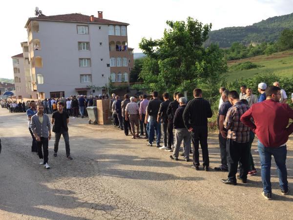 Mahallede 1 kilometrelik bayramlaşma kuyruğu