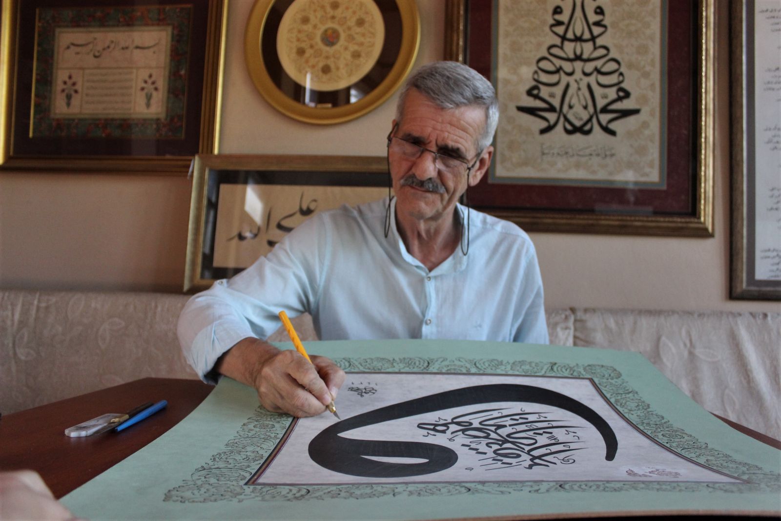 Yazı yazarak servet kazanıyor