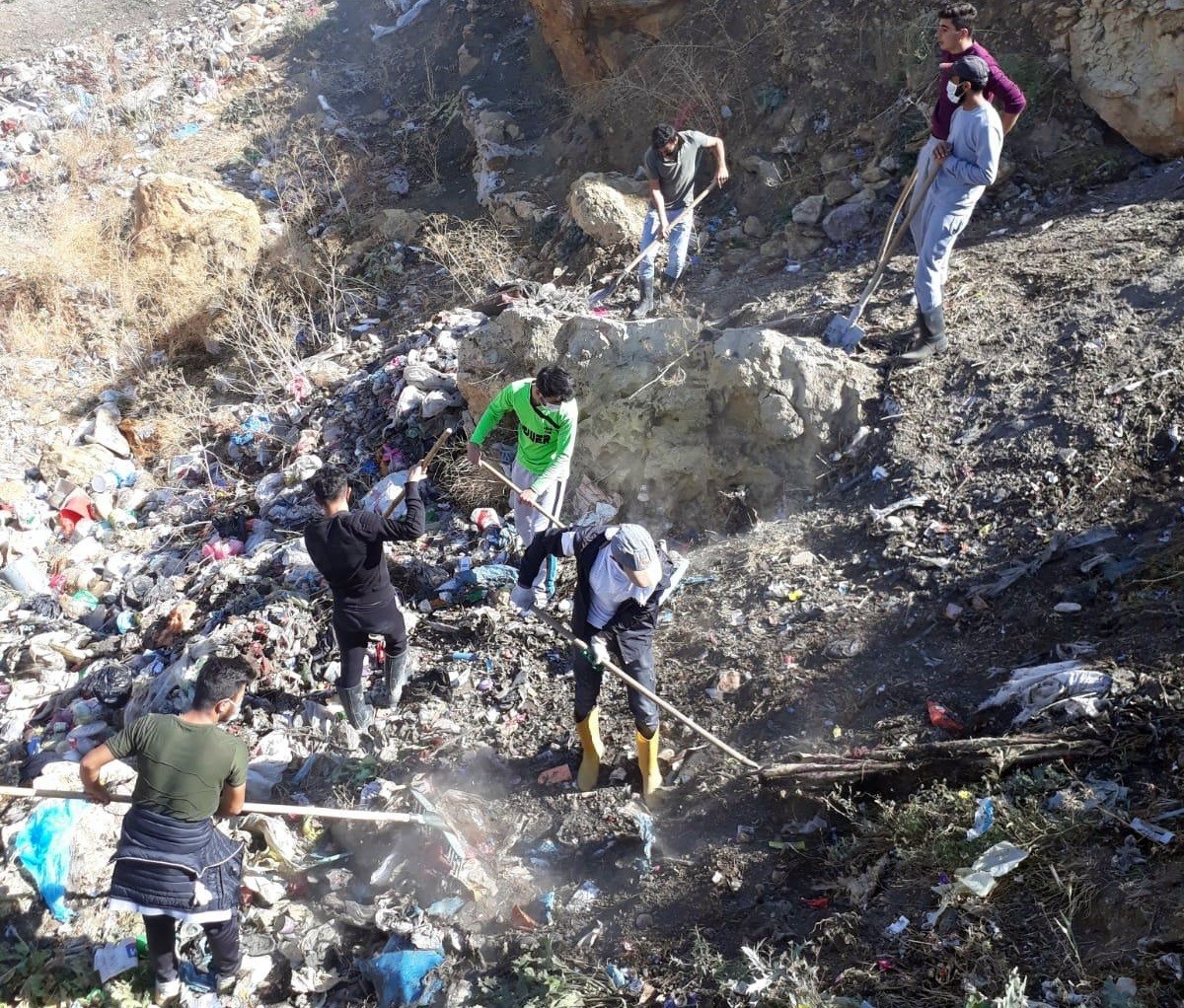 El ele veren gençler, köylerindeki çöpleri temizledi