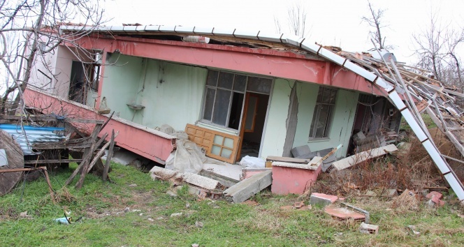 Samsun’da heyelandan 5 ev yıkıldı, 40 ev hasar gördü