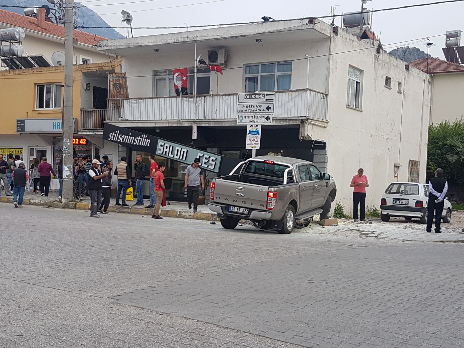 Muğla'da feci kaza! Ölümden saniyelerle kurtuldu