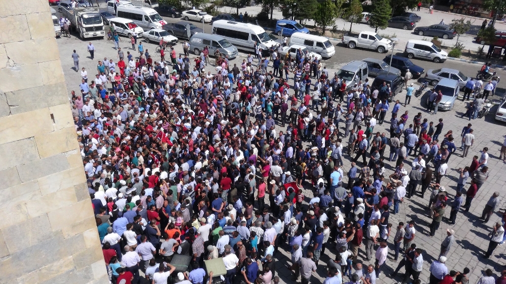 Sultanhanı'nda haberi alan dışarıya koştu: Halk şükür namazı kıldı