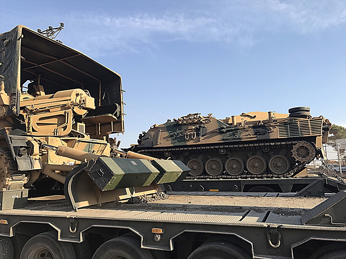İdlib intikaline fırtına obüsü ve leopar tank kurtarıcı sevk edildi