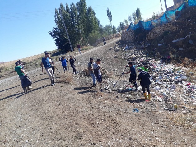 El ele veren gençler, köylerindeki çöpleri temizledi