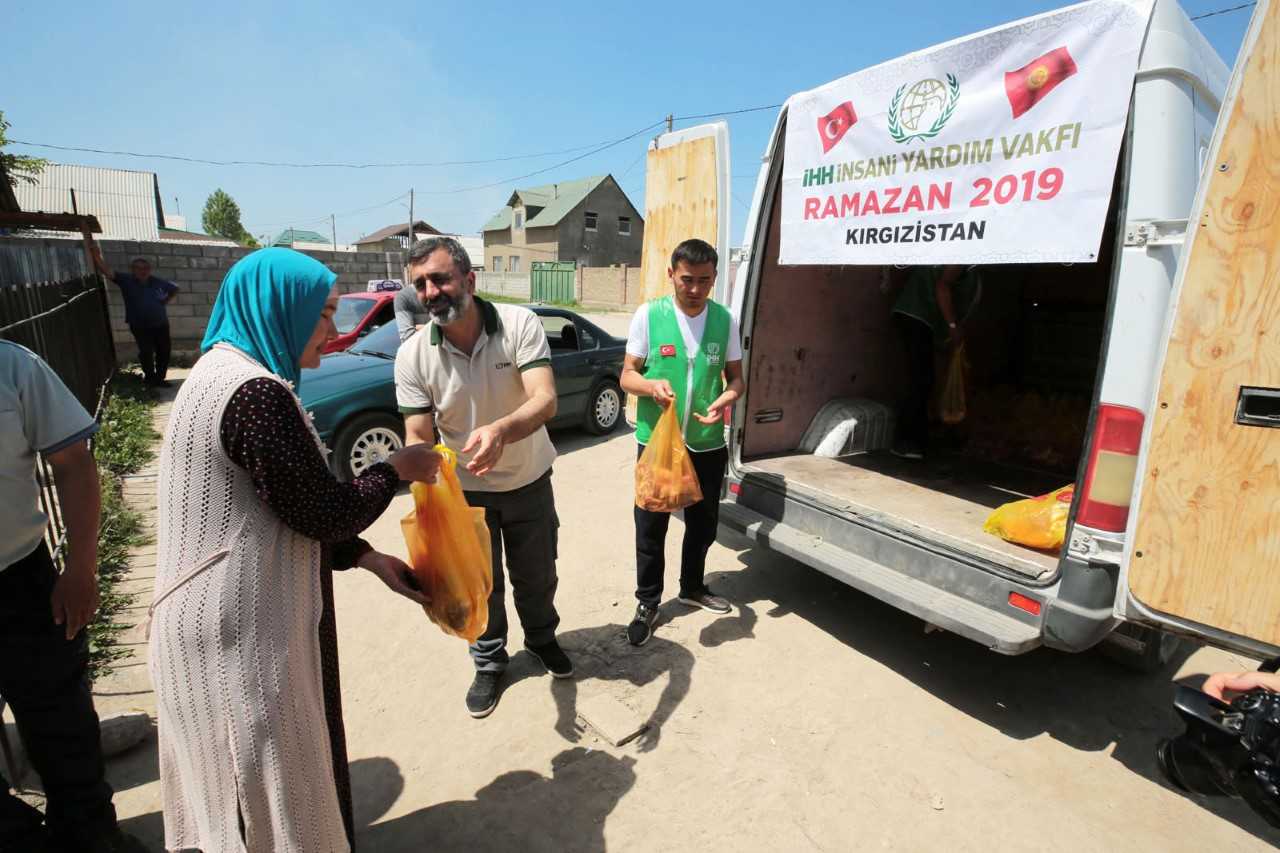 Orta Asya’da yüzler İHH ile güldü