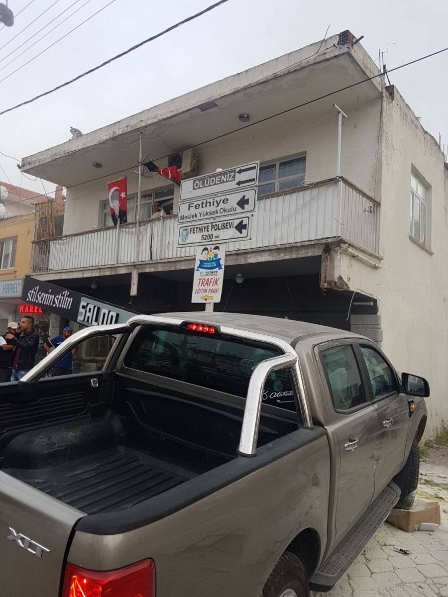 Muğla'da feci kaza! Ölümden saniyelerle kurtuldu