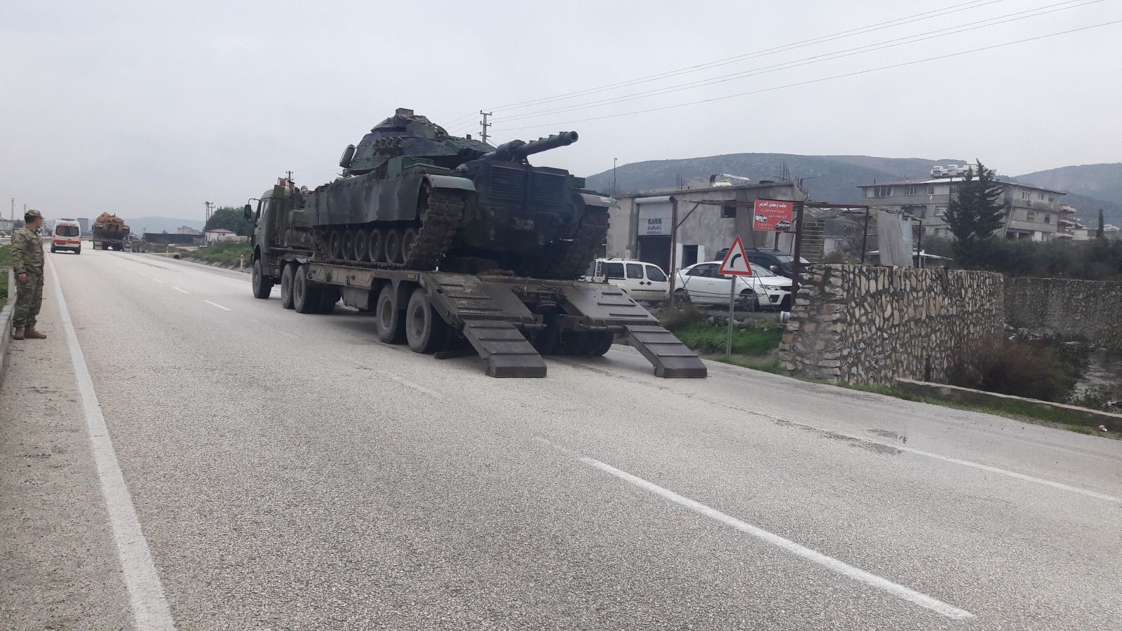 Hatay'da sınıra askerî araç sevkiyatı sürüyor