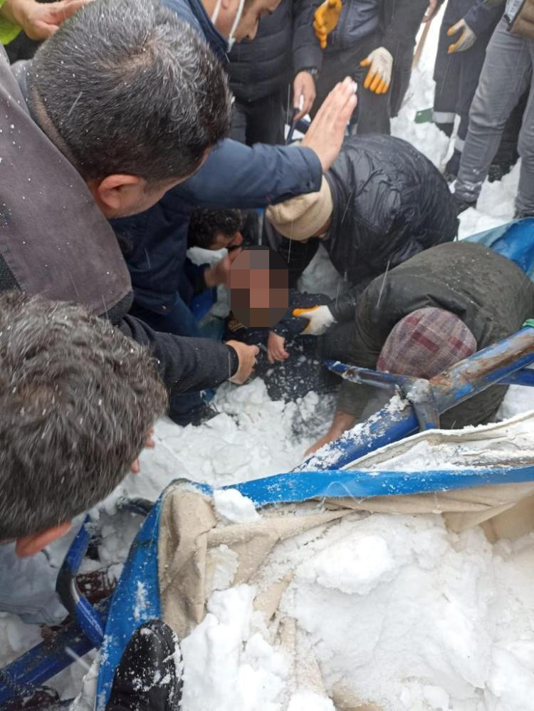 Halı sahanın çatısı çöktü, 3 çocuk hastanelik oldu