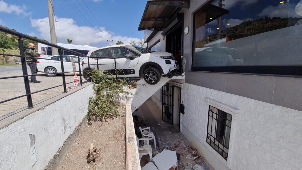 Bodrum'da vitesi karıştıran kadın sürücü, mağazaya girdi
