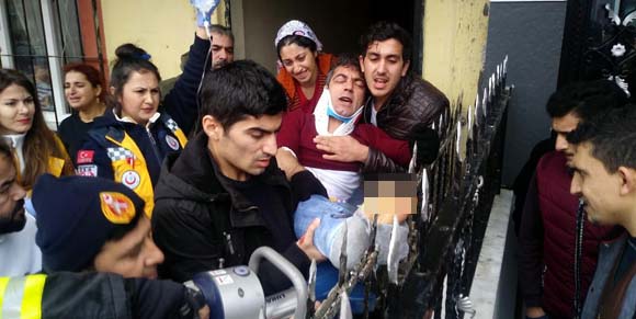Dehşet! Balkona tırmanırken düştü, ayağına korkuluk demiri saplandı