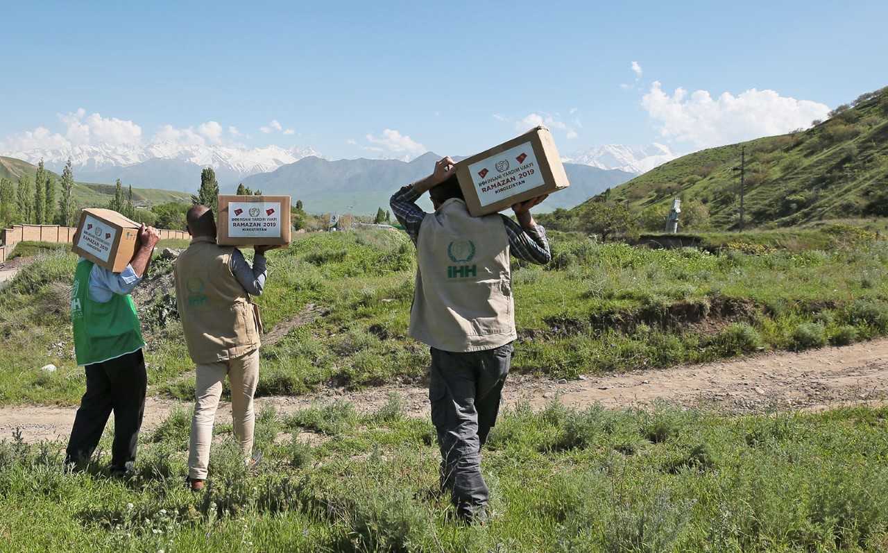 Orta Asya’da yüzler İHH ile güldü