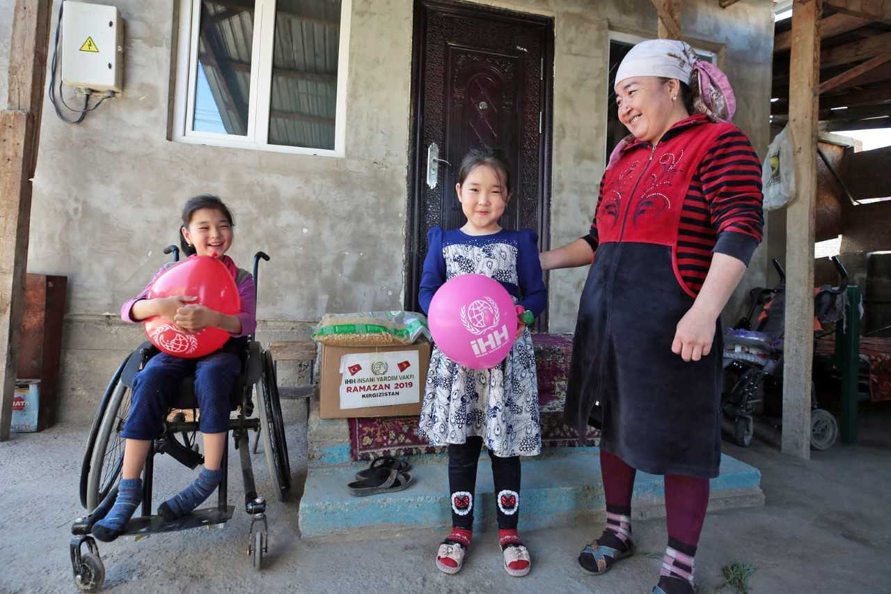 Orta Asya’da yüzler İHH ile güldü