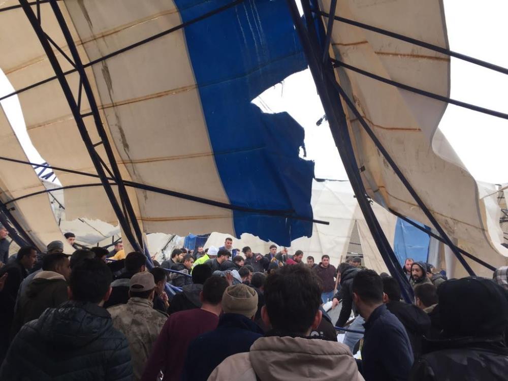 Halı sahanın çatısı çöktü, 3 çocuk hastanelik oldu