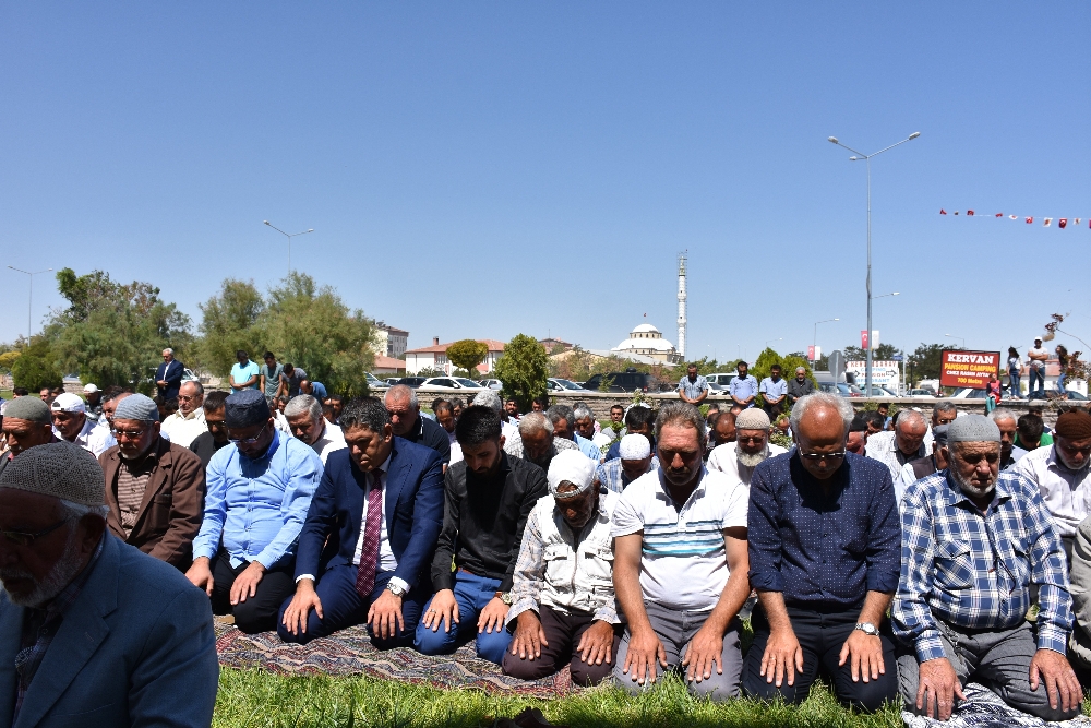 Sultanhanı'nda haberi alan dışarıya koştu: Halk şükür namazı kıldı