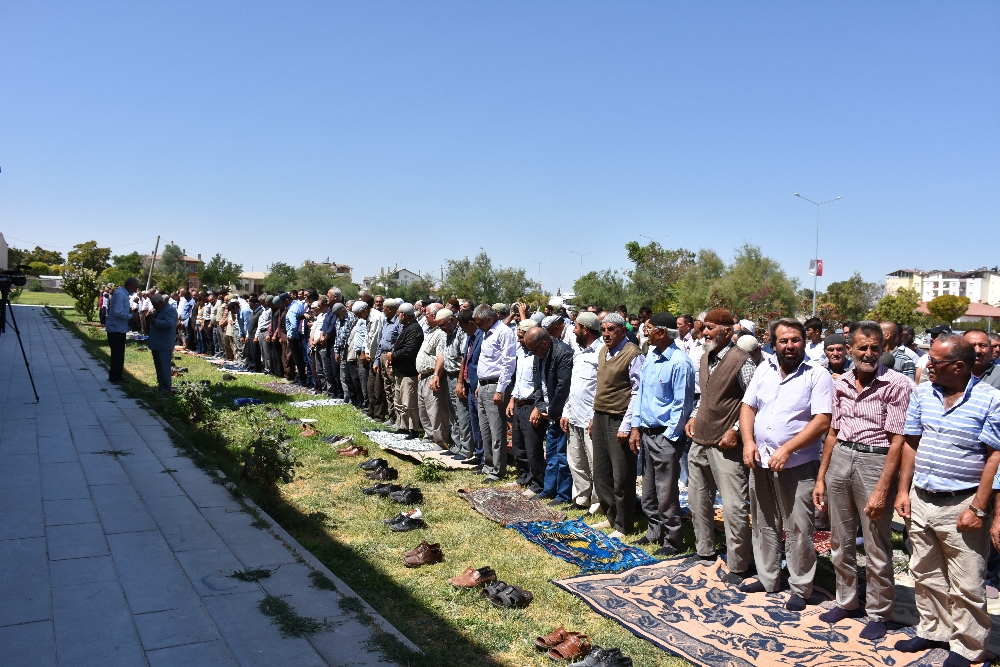 Sultanhanı'nda haberi alan dışarıya koştu: Halk şükür namazı kıldı