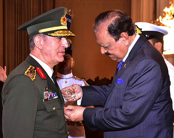 Orgeneral Akar'a 'Nişan-ı İmtiyaz' madalyası