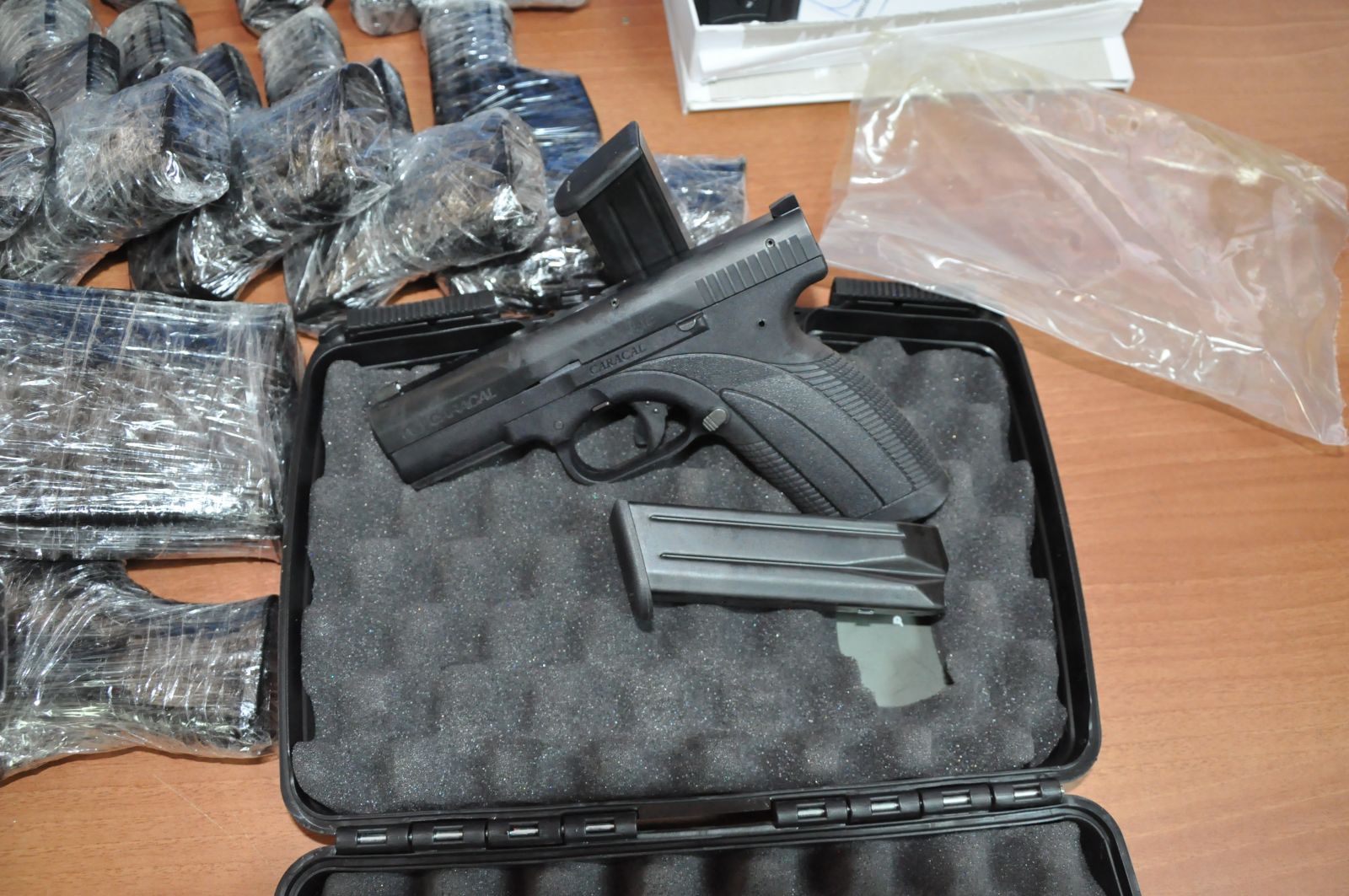 Habur'da 30 adet silah ve 90 paket kaçak sigara ele geçirildi